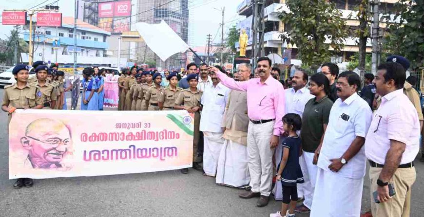 രക്തസാക്ഷി ദിനാചരണം: ശാന്തിയാത്രയും പുഷ്പാര്‍ച്ചനയും നടത്തി