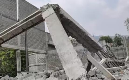 നേ​ര്യ​മം​ഗ​ല​ത്ത് നി​ർ​മാ​ണ​ത്തി​ലി​രു​ന്ന കെ​ട്ടി​ടം ത​ക‍​ർ​ന്നു​വീ​ണു;ആളപായമില്ല