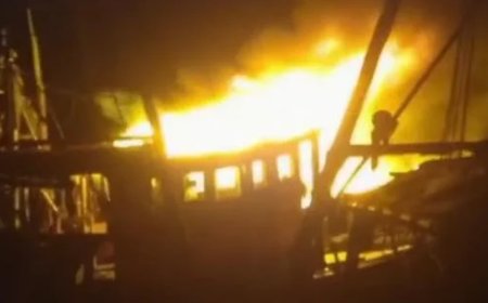 പൊന്നാനിയില് മീന്പിടിത്ത ബോട്ടിന് തീപിടിച്ചു: ആളില്ലാതിരുന്നതിനാല് അപകടം ഒഴിവായി.