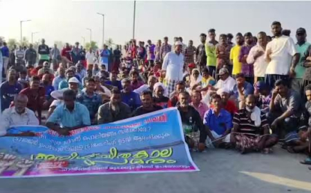 മു​ത​ല​പ്പൊ​ഴി​യി​ൽ തീ​ര​ദേ​ശ റോ​ഡ് ഉ​പ​രോ​ധി​ച്ച് മ​ത്സ്യ​ത്തൊ​ഴി​ലാ​ളി​ക​ൾ