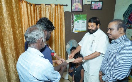 കായികമത്സരത്തിനിടെ കുഴഞ്ഞുവീണു മരിച്ച വിദ്യാർഥിനിയുടെ കുടുംബത്തിനുള്ള ധനസഹായം കൈമാറി