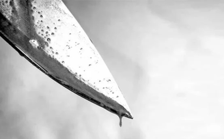 തൃശ്ശൂരിൽ  കു​ഴ​ൽ കി​ണ​ർ കു​ഴി​ക്കു​ന്ന​തു​മാ​യി ബ​ന്ധ​പ്പെ​ട്ട ത​ർ​ക്ക​ത്തി​നി​ടെ മ​ധ്യ​വ​യ​സ്ക​ന് വെ​ട്ടേ​റ്റു