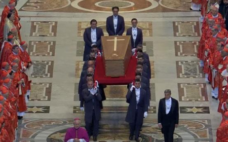 മാ​ർ​പാ​പ്പ​യു​ടെ സം​സ്കാ​ര ച​ട​ങ്ങു​ക​ൾ ആ​രം​ഭി​ച്ചു