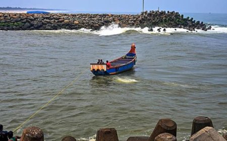 മു​ത​ല​പ്പൊ​ഴി​യി​ൽ വീ​ണ്ടും മ​ത്സ്യ​ബ​ന്ധ​ന വ​ള്ളം മ​റി​ഞ്ഞു