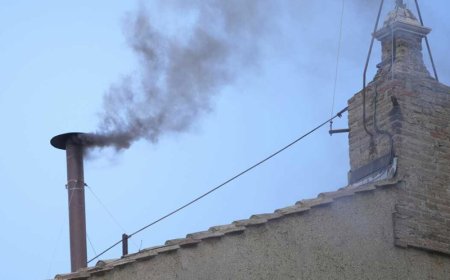 വീണ്ടും കറുത്ത പുക: പുതിയ പാപ്പയ്ക്കു വേണ്ടിയുള്ള കാത്തിരിപ്പ് തുടരുന്നു, പ്രാര്ത്ഥന തുടരാം