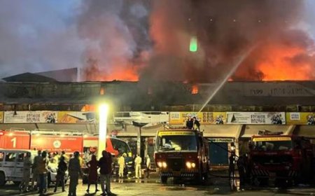 കോ​ഴി​ക്കോ​ട് ന​ഗ​ര​ത്തി​ൽ വ​ൻ അ​ഗ്നി​ബാ​ധ; തീ​യ​ണ​യ്ക്കാ​നു​ള്ള ശ്ര​മം തു​ട​രു​ന്നു