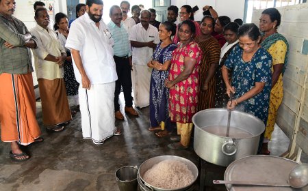 ദുരിതബാധിതർക്ക് ആശ്വാസമേകി മന്ത്രി വി.എൻ. വാസവൻ  - വെള്ളപ്പൊക്കദുരിതമനുഭവിക്കുന്ന പ്രദേശങ്ങളും ദുരിതാശ്വാസ ക്യാമ്പുകളും മന്ത്രി സന്ദർശിച്ചു