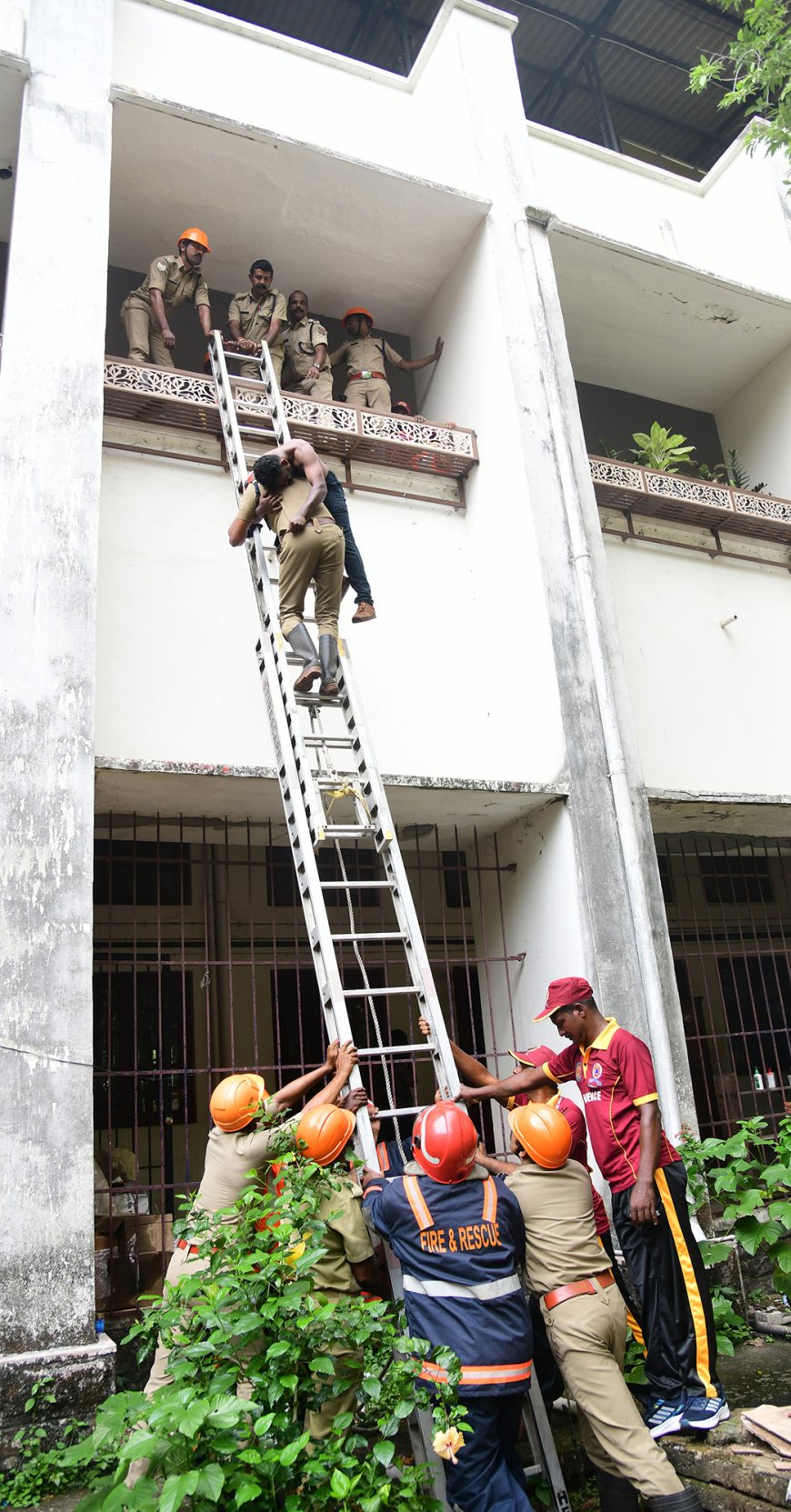 കളക്ട്രേറ്റിൽ 'വ്യോമാക്രമണം'; സുരക്ഷാ കോട്ടകെട്ടി കോട്ടയം
