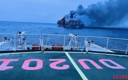എംവി വാൻ ഹായ്-503 എന്ന കപ്പലിലെ വൻ തീപിടുത്തം ഇന്ത്യൻ കോസ്റ്റ് ഗാർഡ് തുടർച്ചയായ അഗ്നിശമന ശ്രമങ്ങളിലൂടെ ഗണ്യമായി കുറച്ചു