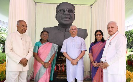 മുൻ രാഷ്ട്രപതി ശ്രീ കെ ആർ നാരായണന്റെ അർദ്ധകായ പ്രതിമ കേരള രാജ്ഭവനിൽ രാഷ്ട്രപതി ശ്രീമതി ദ്രൗപദി മുർമു അനാച്ഛാദനം ചെയ്തു