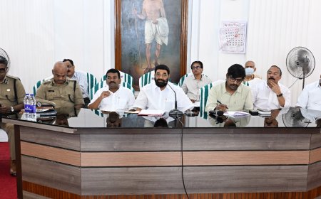 ശബരിമല തീർഥാടനം: ഒരുക്കങ്ങൾ ദ്രുതഗതിയിൽ പൂർത്തിയാക്കാൻ നിർദ്ദേശം. മന്ത്രിയുടെ നേതൃത്വത്തിൽ അവലോകന യോഗം ചേർന്നു