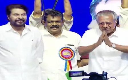 അതിദാരിദ്ര്യ മുക്ത സംസ്ഥാനമായി ജനങ്ങൾക്ക് മുന്നിൽ പ്രഖ്യാപിച്ച് മുഖ്യമന്ത്രി