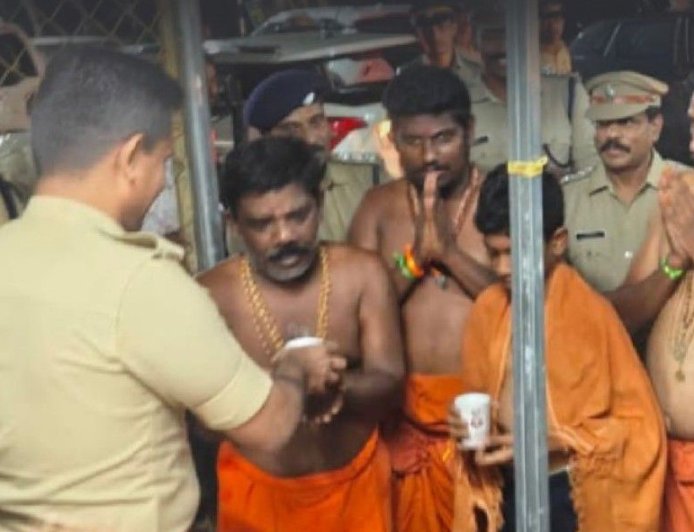 കണമല ഇറക്കത്തിൽ സീസൺ വാഹനങ്ങളിൽ ഡ്രൈവർമാർക്ക് പോലീസിന്റെ വക   ചുക്ക് കാപ്പി വിതരണം തുടങ്ങി