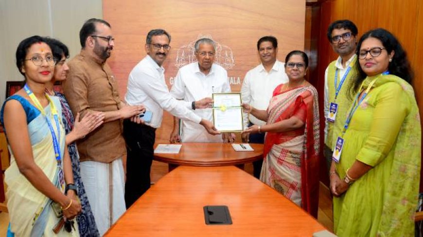 നാല് ലക്ഷത്തിലധികം പേർക്ക്  നോർക്ക  കെയർ ആരോഗ്യ - അപകട ഇൻഷുറൻസ് പരിരക്ഷ ;ഇൻഷുറൻസ് പോളിസി സർട്ടിഫിക്കറ്റ്