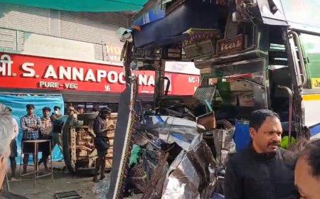ശബരിമല റോഡിൽ തുലാപ്പള്ളി ആലപ്പാട്ട് കവലയിൽ  തീർത്ഥാടക ബസ് നിയന്ത്രണം വിട്ട് നിരവധി വാഹനങ്ങളെ ഇടിച്ചു ,നിരവധിപേർക്ക് പരിക്ക്