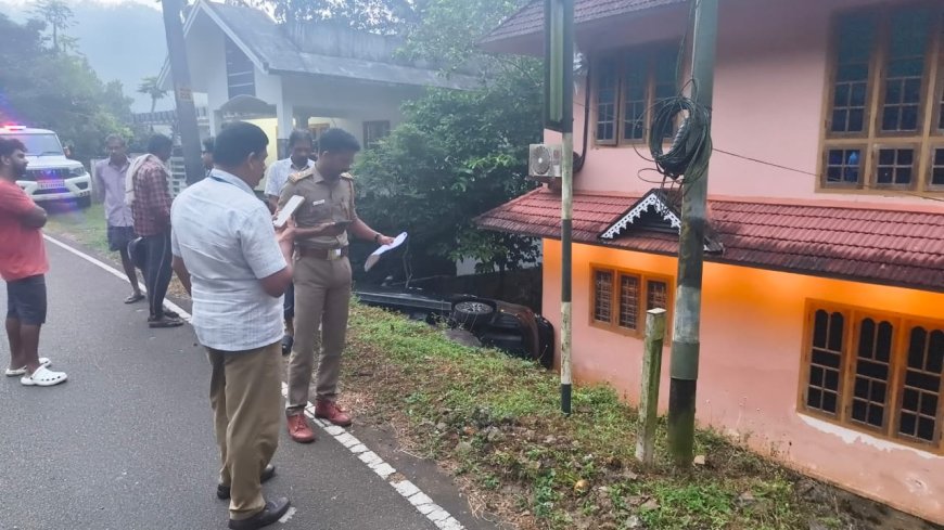 ഉമിക്കുപ്പയിൽ മാള സ്വദേശികളുടെ അയ്യപ്പ തീർത്ഥാടകരുടെ കാർ അപകടത്തിൽ പെട്ടു ,നാലുപേർക്ക് പരുക്ക്