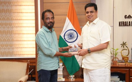 നിയമസഭാ പുസ്തകോത്സവത്തിൽ പത്തനംതിട്ടയിലെ  ടി എ  ഷാജഹാന് സ്‌പീക്കർ എ എൻ  ഷംസീർ മെമന്റോ നൽകി ആദരിച്ചു .