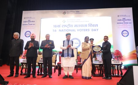 രാജ്യത്തെ മികച്ച ഇലക്ഷൻ ജില്ലയായി കാസർകോട്  ജില്ലാ കളക്ടർ പുരസ്കാരം  ഏറ്റുവാങ്ങി