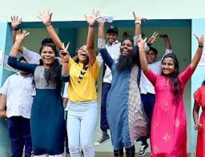 യുവതി യുവാക്കള്‍ക്ക് മുഖ്യമന്ത്രിയുടെ കണക്ട് ടു വര്‍ക്ക് (പ്രതിമാസ 1000 രൂപ സഹായധനം)സ്‌കോളര്‍ഷിപ്പ് പദ്ധതി.