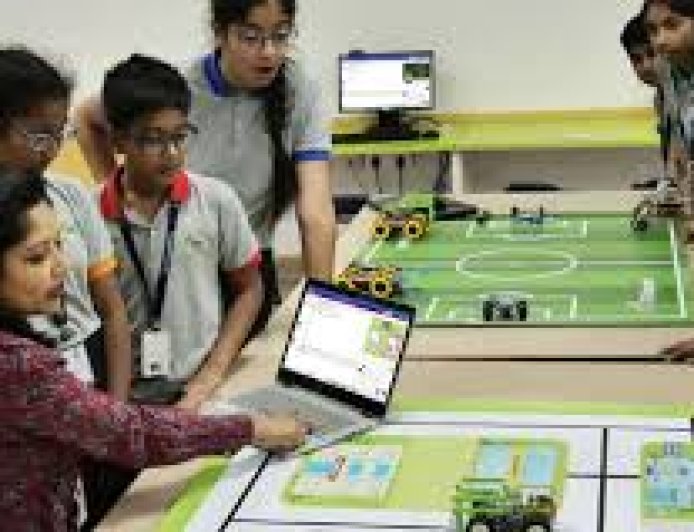 ഭാവിയിലെ തൊഴിൽ സാദ്ധ്യതകൾ കൂടി കണക്കിലെടുത്ത് ജില്ലയിലെ മുഴുവൻ പത്താം ക്ലാസ് വിദ്യാര്‍ഥികള്‍ക്കും  കൈറ്റിന്റെ റോബോട്ടിക്സ് പരിശീലനം