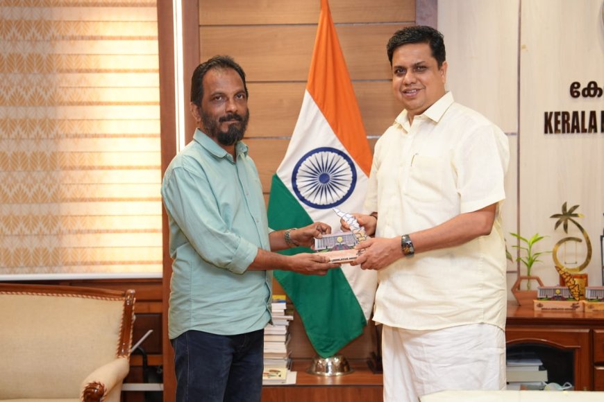 നിയമസഭാ പുസ്തകോത്സവത്തിൽ പത്തനംതിട്ടയിലെ  ടി എ  ഷാജഹാന് സ്‌പീക്കർ എ എൻ  ഷംസീർ മെമന്റോ നൽകി ആദരിച്ചു .