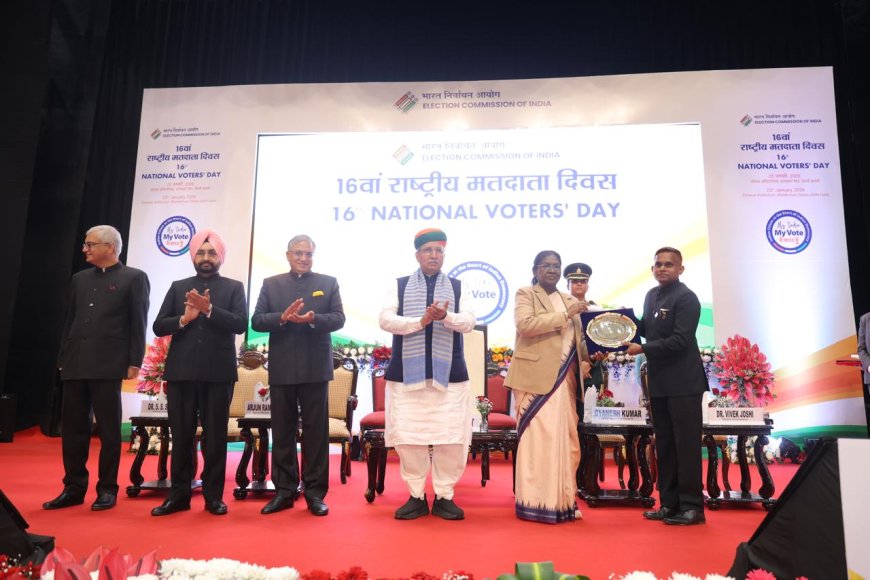 രാജ്യത്തെ മികച്ച ഇലക്ഷൻ ജില്ലയായി കാസർകോട്  ജില്ലാ കളക്ടർ പുരസ്കാരം  ഏറ്റുവാങ്ങി