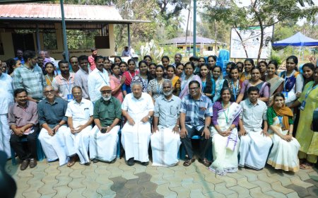 സമ്പൂർണ ഗൃഹ സന്ദർശനം പൂർത്തീകരിച്ചതിന് ജില്ലാതല നിർവഹണസമിതിയുടെ പുരസ്കാരം മുഖ്യമന്ത്രി നൽകി