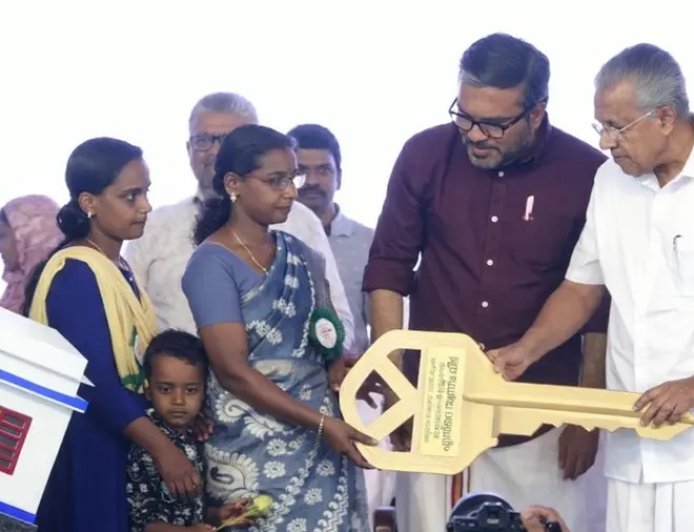 5 ലക്ഷം വീട് 20 ലക്ഷം പുഞ്ചിരി; പ്രഖ്യാപനം നിർവഹിച്ച് മുഖ്യമന്ത്രി