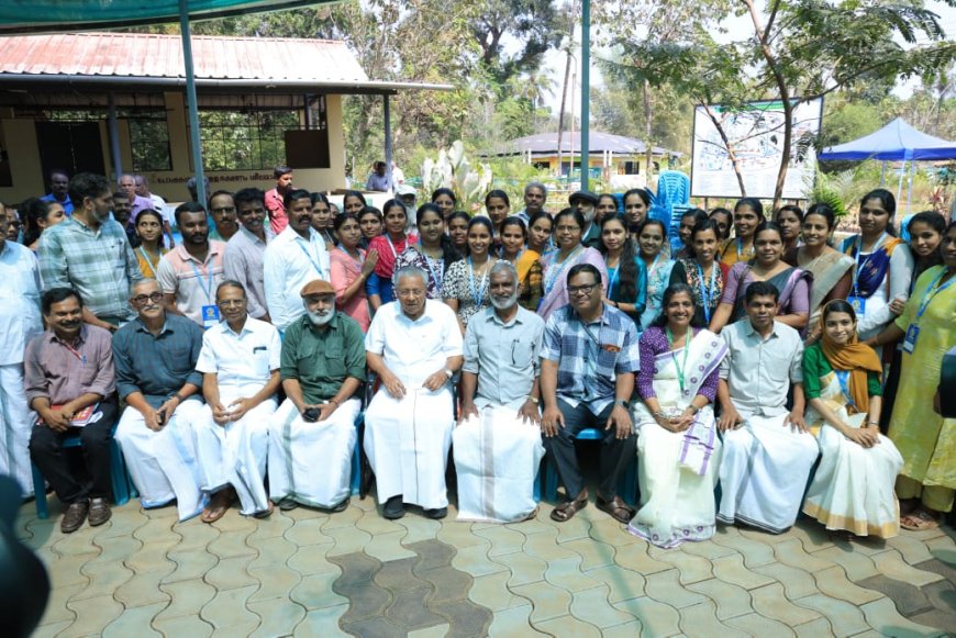 സമ്പൂർണ ഗൃഹ സന്ദർശനം പൂർത്തീകരിച്ചതിന് ജില്ലാതല നിർവഹണസമിതിയുടെ പുരസ്കാരം മുഖ്യമന്ത്രി നൽകി