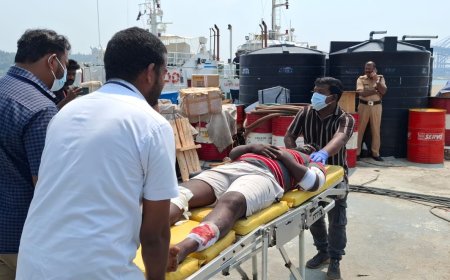 കടലിൽ അപകടത്തിൽപ്പെട്ട 9 മത്സ്യത്തൊഴിലാളികളെ ഇന്ത്യൻ കോസ്റ്റ് ഗാർഡ്   രക്ഷപ്പെടുത്തി