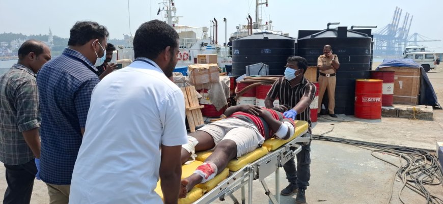 കടലിൽ അപകടത്തിൽപ്പെട്ട 9 മത്സ്യത്തൊഴിലാളികളെ ഇന്ത്യൻ കോസ്റ്റ് ഗാർഡ്   രക്ഷപ്പെടുത്തി