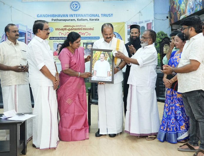 ഗാന്ധിഭവന്‍ സോഷ്യല്‍ എക്സലന്‍സ് അവാര്‍ഡ് ഓക്സിജന്‍ ഗ്രൂപ്പ് സി.ഇ.ഒ. ഷിജോ കെ. തോമസിന് സമ്മാനിച്ചു