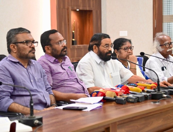 മുണ്ടത്തിക്കോട് വെടിക്കെട്ടുപുര സ്ഫോടനത്തെ സവിശേഷ ദുരന്തമായി പ്രഖ്യാപിച്ചു. മരിച്ചവരുടെ കുടുംബങ്ങൾക്ക് 14 ലക്ഷം രൂപ സംസ്ഥാന സർക്കാർ ധനസഹായം അനുവദിക്കും.