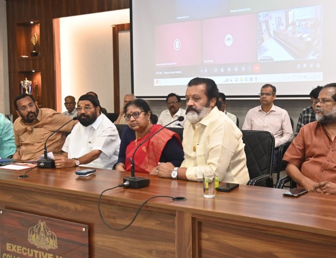 തൃശൂർ പൂരം ഇത്തവണ ആഘോഷങ്ങൾ ഒഴിവാക്കി ആചാരം മാത്രമായി നടത്താൻ തീരുമാനിച്ചു