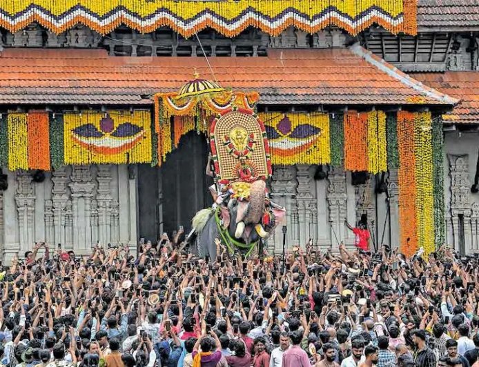 പൂരത്തിന് തുടക്കം: വെടിക്കെട്ടും ആഢംബരങ്ങളുമില്ല; കുടമാറ്റം 15 മിനിറ്റ് മാത്രം