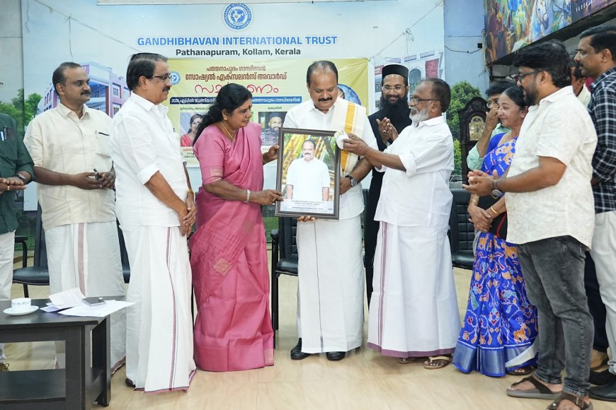 ഗാന്ധിഭവന്‍ സോഷ്യല്‍ എക്സലന്‍സ് അവാര്‍ഡ് ഓക്സിജന്‍ ഗ്രൂപ്പ് സി.ഇ.ഒ. ഷിജോ കെ. തോമസിന് സമ്മാനിച്ചു