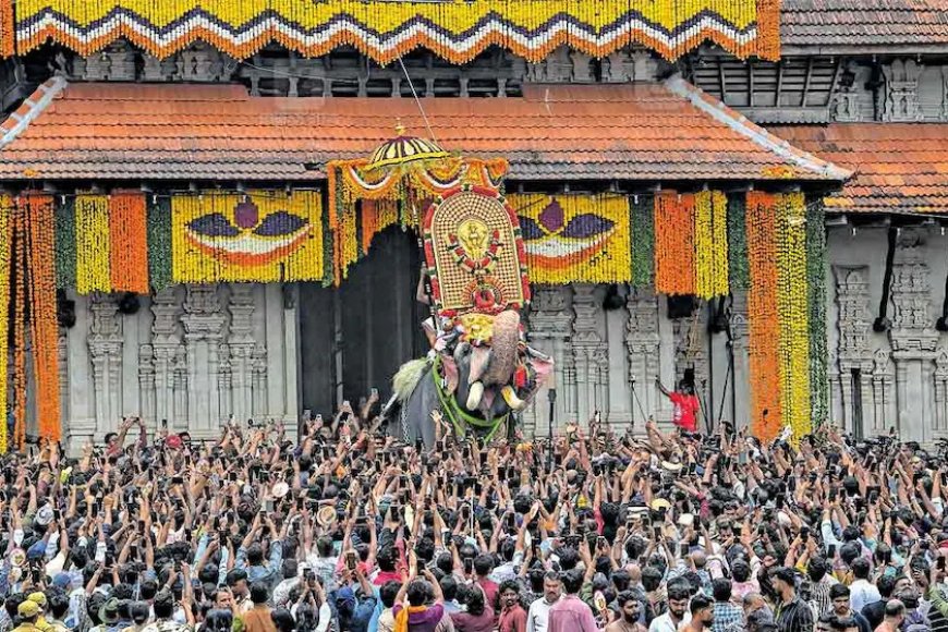 പൂരത്തിന് തുടക്കം: വെടിക്കെട്ടും ആഢംബരങ്ങളുമില്ല; കുടമാറ്റം 15 മിനിറ്റ് മാത്രം