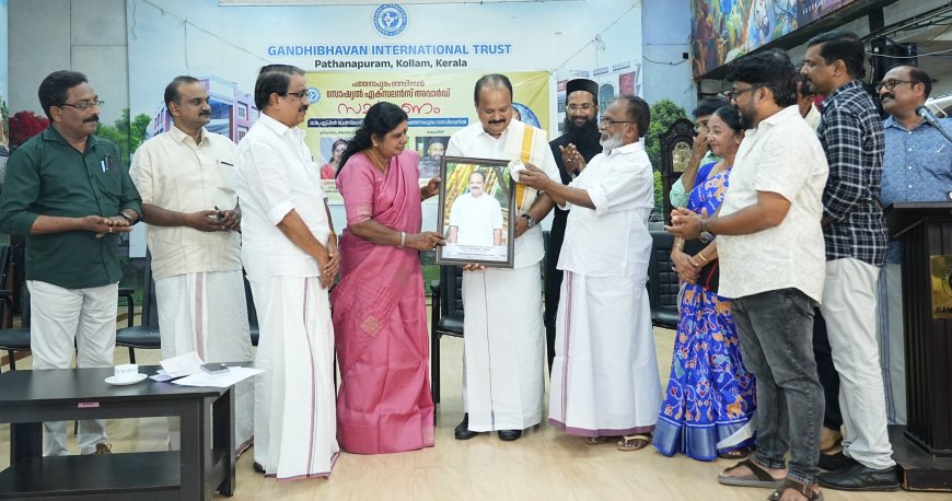 ഗാന്ധിഭവന്‍ സോഷ്യല്‍ എക്സലന്‍സ് അവാര്‍ഡ് ഓക്സിജന്‍ ഗ്രൂപ്പ് സി.ഇ.ഒ. ഷിജോ കെ. തോമസിന് സമ്മാനിച്ചു