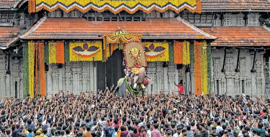 പൂരത്തിന് തുടക്കം: വെടിക്കെട്ടും ആഢംബരങ്ങളുമില്ല; കുടമാറ്റം 15 മിനിറ്റ് മാത്രം