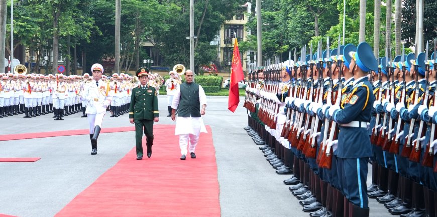 പ്രതിരോധ മന്ത്രി ശ്രീ രാജ്‌നാഥ് സിംഗും വിയറ്റ്നാം ഉപപ്രധാനമന്ത്രി ജനറൽ ഫാൻ വാൻ ജിയാങ്ങും  ഉഭയകക്ഷി ചർച്ച നടത്തി