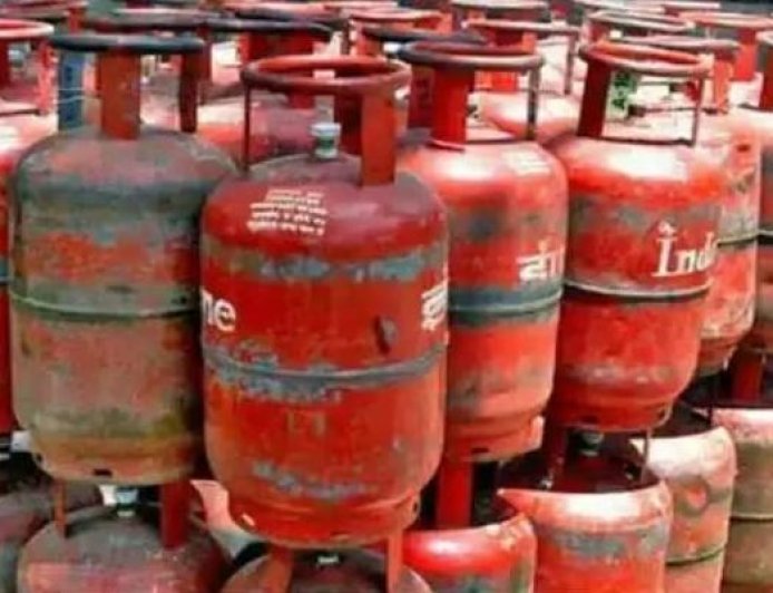 സാധാരണക്കാർക്ക് വീണ്ടും ഇരുട്ടടി; രാജ്യത്ത് ഗാർഹിക പാചക വാതക വില കൂട്ടി