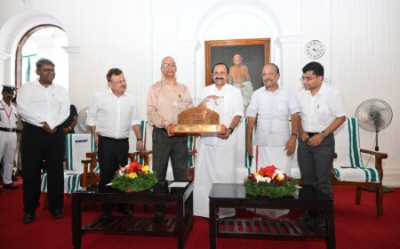 കേരളത്തിന്റെ വികസനമാറ്റത്തിന് ടീം വർക്ക് അനിവാര്യം: മുഖ്യമന്ത്രി  ചീഫ് സെക്രട്ടറി ഡോ. എ ജയതിലകിന് യാത്രയയപ്പ് നൽകി