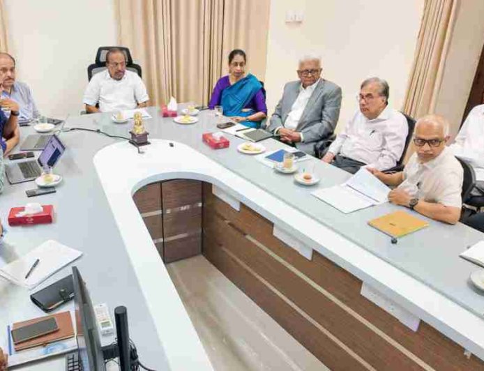 കേരളത്തെ ആഗോള സെമികണ്ടക്ടർ ഹബ്ബാക്കി മാറ്റാൻ ലക്ഷ്യമിട്ട് സംസ്ഥാന സർക്കാർ; നിക്ഷേപ സാധ്യതകൾ ചർച്ച ചെയ്യാൻ ഉന്നതതല യോഗം ചേർന്നു.