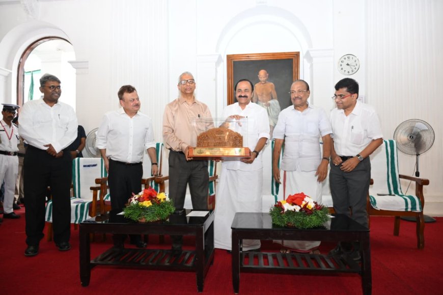 കേരളത്തിന്റെ വികസനമാറ്റത്തിന് ടീം വർക്ക് അനിവാര്യം: മുഖ്യമന്ത്രി  ചീഫ് സെക്രട്ടറി ഡോ. എ ജയതിലകിന് യാത്രയയപ്പ് നൽകി