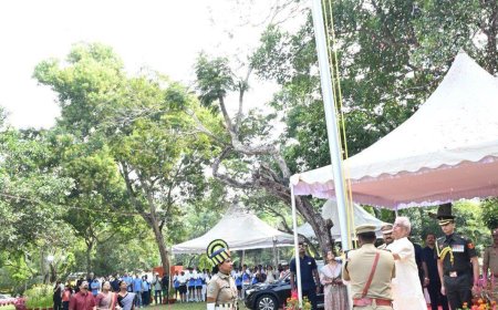 ലോക് ഭവനിൽ ഗവർണ്ണർ  രാജേന്ദ്ര വിശ്വനാഥ് ആർലേക്കർ ദേശീയ പതാക ഉയർത്തി അഭിവാദ്യം അർപ്പിച്ചു