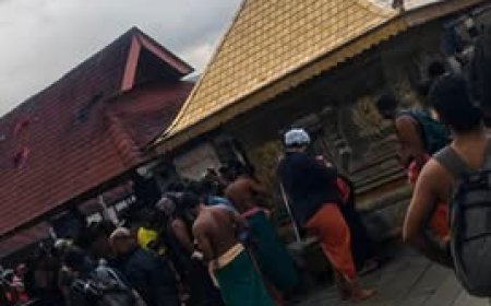 ചിങ്ങമാസ പൂജകൾക്കായി ശബരിമലക്ഷേത്രനട തുറന്നു. സന്നിധാനത്ത് വന്‍ഭക്തജനത്തിരക്ക്.