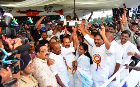 പുന്നമടക്കായലിൽ ചരിത്രമെഴുതി അരോമ.  72-ാമത് നെഹ്റു ‍‍ട്രോഫി വള്ളം കളിയിൽ ജേതാക്കളായി കൊല്ലത്തിന്‍റെ അരോമ ചുണ്ടൻ.