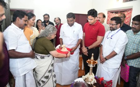 സ്പീക്കര്‍ തിരുവ‍ഞ്ചൂര്‍ രാധാകൃഷ്ണന്‍ ഉത്രാടക്കിഴി കൈമാറി