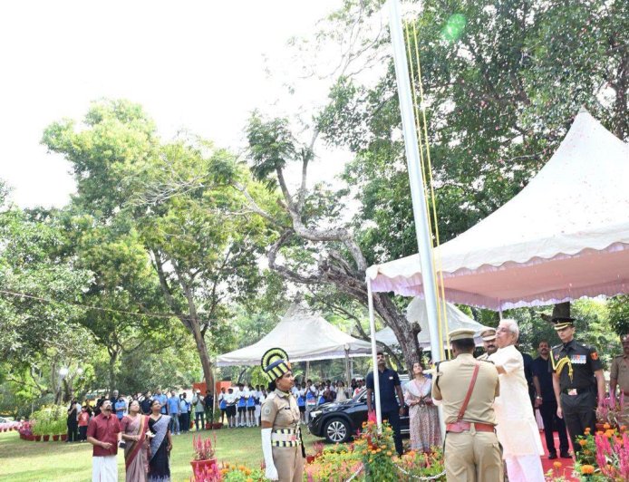 ലോക് ഭവനിൽ ഗവർണ്ണർ  രാജേന്ദ്ര വിശ്വനാഥ് ആർലേക്കർ ദേശീയ പതാക ഉയർത്തി അഭിവാദ്യം അർപ്പിച്ചു