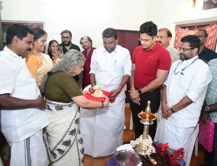സ്പീക്കര്‍ തിരുവ‍ഞ്ചൂര്‍ രാധാകൃഷ്ണന്‍ ഉത്രാടക്കിഴി കൈമാറി